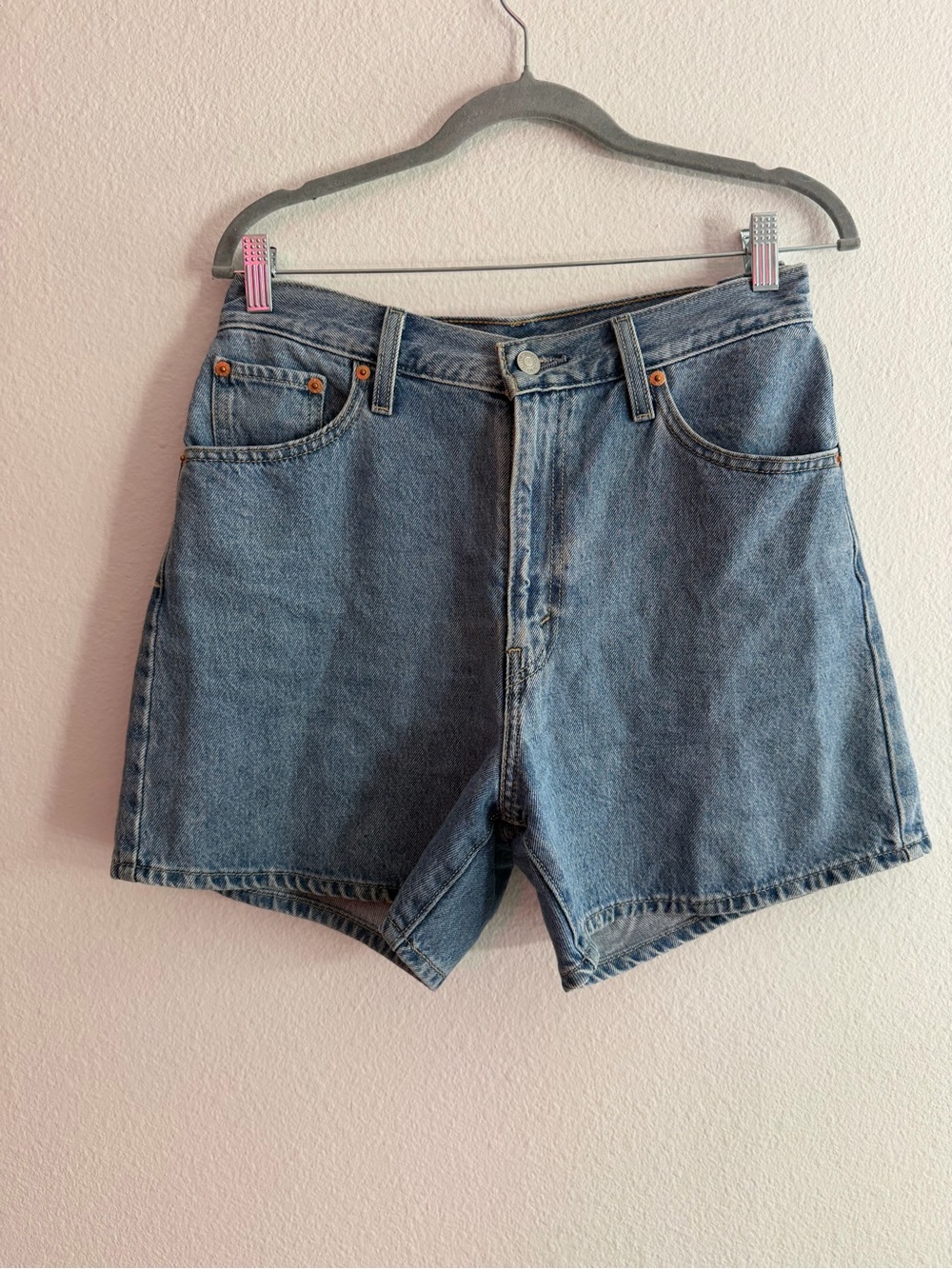 Levi’s Women’s Cinch Mid-Thigh Lightweight Denim Shorts Size 29 - Picture 3 of 7